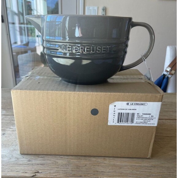 NEW Le Creuset Stoneware Batter Mixing Bowl 2 qt. Flint Gray - Picture 2 of 8